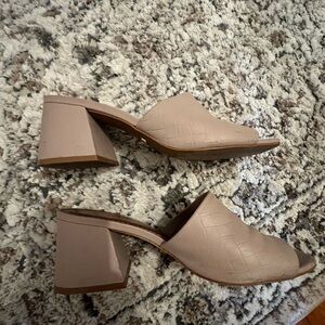 L'INTERVALLE Textured Beige Block Heel Mules
